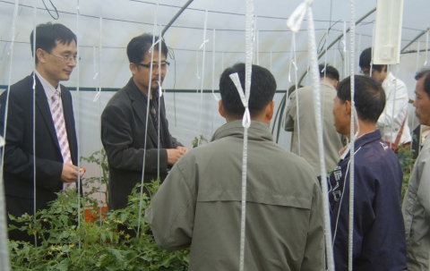 농가 현장을 방문하여 교육하는 모습