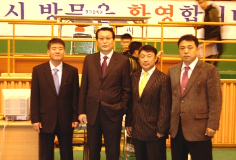 한국 중.고 배구연맹 임원들:전무이사 이순식, 이사 이호철, 이사 김은철등