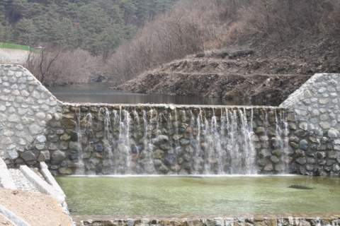 영양군 수비면 죽파리에 완공한 사방댐의 전경