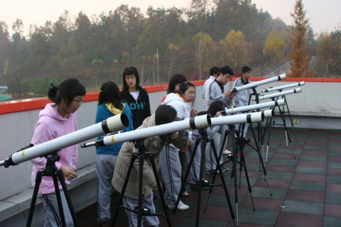 4월 과학의달을 맞아 천체망원경 조작법을 배우고있는 청소년들 모습