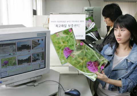 LG데이콤(대표 박종응 www.lgdacom.net)은 ‘최고 화질 보증제도’를 운영해 고객이 사진 품질에 만족하지 않을 경우 100% 환불하거나 직접 방문해 재인화를 해준다. L
