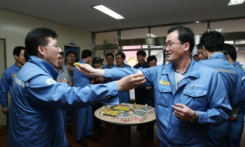포항제철소와 외주파트너사 직원들이 18일 'Give Day'를 맞아 음료수와 다과를 나누어 먹으며 즐거운 시간을 보내고 있다.