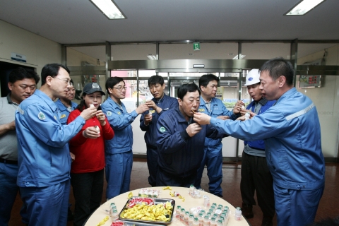 포항제철소와 외주파트너사 직원들이 18일 'Give Day'를 맞아 음료수와 다과를 나누어 먹으며 즐거운 시간을 보내고 있다.