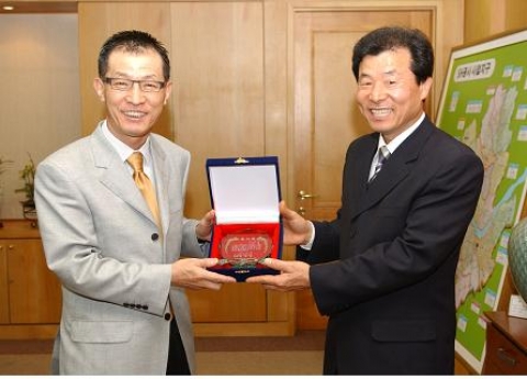 감사패 전달, (왼쪽)최령 SH공사 사장, (오른쪽)유상진 리모델링 주택조합장
