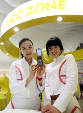 SK텔레콤은 4월19일부터 22일까지 삼성동 코엑스에서 열리는 &#039;Korea IT Show 2007&#039;전시에 참가하여, WCDMA의 첨단 서비스 및 UCC를 즐길 수 있는 다양한 아이템과 컨버전스 서비스를 선보인다.