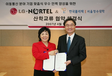 LG-Nortel 이재령 CEO(우)와 한국폴리텍I 서울정수대학 이상덕 학장이 19일 GS타워에서 산학교류 협약을 체결한 후 악수하고 있다.