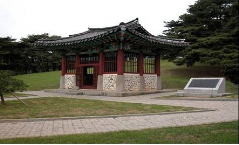 어제신도비 전경