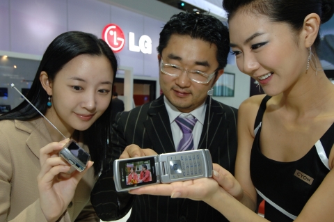 19일 코엑스(COEX)에서 개막된 코리아 IT쇼를 찾은 관람객들이 
LG전자가 최근 출시한 '샤인TV폰'으로 지상파 DMB 방송을 보고 있다. 