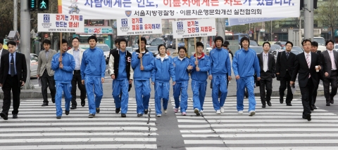 상명대학교 체육학부 학생들은 19일 오전 7시부터 세검정 삼거리, 경복궁 지하철역, 광화문 사거리 등에서 걷기운동 캠페인을 벌였다. 