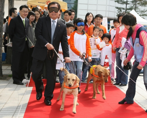 19일 오전 서울 중구 장교동 파리공원에서 열린 장애인의 날 특별행사에 참가한 (주)한화 남영선(南令鐥) 대표와 어린이가 맹인 안내견 체험을 하고 있다. 
