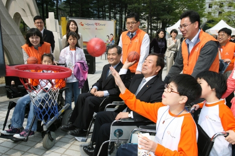 19일 오전 서울 중구 장교동 파리공원에서 열린 장애인의 날 특별행사에 참가한 (주)한화 남영선 대표와 세이브더칠드런 김노보(金魯普) 회장이 한화그룹 임직원 및 어린이와 함께 휠체