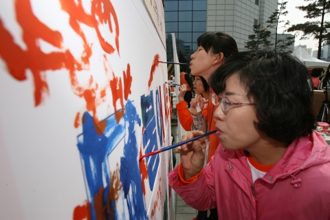 한화그룹 임직원들이 19일 오전 서울 중구 장교동 파리공원에서 열린 장애인의 날 특별행사에서 구화(口畵) 체험을 하고 있다. 