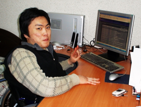 지난해 9월부터 판도라TV의 모바일 운영팀에서 네티즌이 동영상 UCC를 보면서 문자로 참여하는 코너를 운영/관리하고 있는 황석연(24세, 지체장애1급)씨