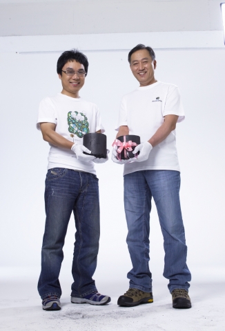코오롱스포츠 연탄 나눔운동에 동참한 만화가 이현세씨(右)와 신세대 아티스트 밥장(左)