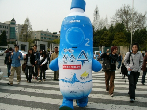 해태음료는 ‘나른한 봄, 춘곤증! 산소수로 날려버리자!’라는 테마 아래 수도권을 중심으로 지난 4월 17일(화)부터 19일(목)까지 약 3일간 이화여대, 연세대, 한국외국어대 등의