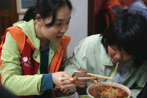  20일, ‘장애인의 날’ 을 맞아 자원봉사활동을 펼친 SK텔레콤 ‘나눔누리’ 봉사단원이 교남 어유지동산 소속 장애인과 함께 즐겁게 점심식사를 하고 있다.