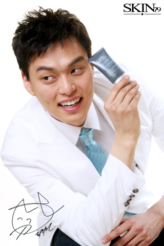탤런트 최규환이 기능성화장품 SKIN79의 남성화장품을 이끌어 나갈 모델로 발탁 되었다.