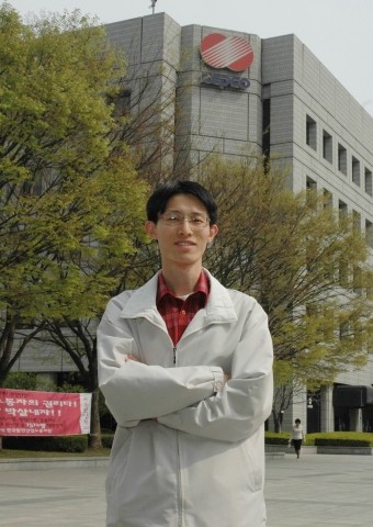 SK C&C 일산 IT교육원이 장애인 IT 전문가 양성 기관으로서 자리매김하고 있다. 사진은 SK C&C IT 교육원을 졸업한 박성철 씨가 자신이 담당하고 있는 고객사 앞에서 사진