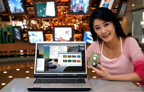 삼성전자가 업계 처음으로 하이브리드 HDD (Hybrid-HDD)를 내장한 15.4
