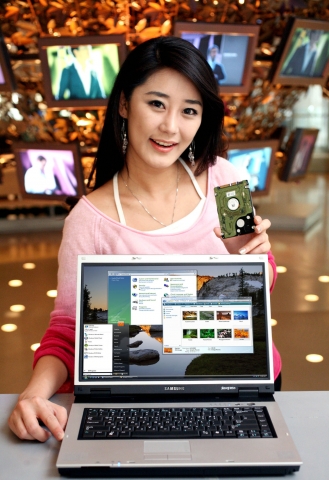 삼성전자가 업계 처음으로 하이브리드 HDD (Hybrid-HDD)를 내장한 15.4