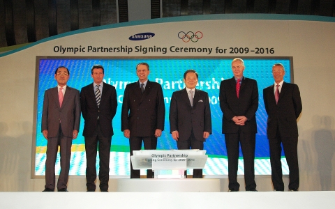 From the left: Samsung Electronics Vice Chairman and CEO Jong-Yong Yun London Organizing Committee of the Olympic Games and Paralympic Games (LOCOG) Chairman Sebastien Coe, International Olympic Committee President Jacques Rogge, Samsung Chairman Kun-Hee Lee, Chief Executive Officer of the Vancouver Organizing Committee for the 2010 Olympic and Paralympic Winter Games(VANOC) John Furlong, International Olympic Committee Marketing Commission Chairman, Gerhard Heiberg