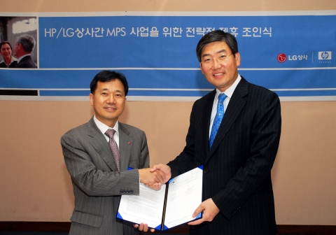 좌: LG상사 디지털영상사업부장 조병상 상무
우: 한국 HP 이미징 프린팅 그룹장 조태원 부사장