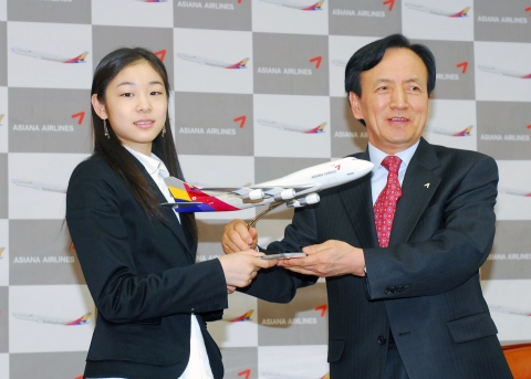 왼쪽이 김연아선수, 오른쪽이 강주안 아시아나항공 사장