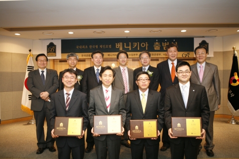 왼쪽 뒷줄부터 서울시 관광협회 정주년 상근부회장, 한양대학교 산학협력단 이해원 단장, 서울시 경쟁력강화 본부 김병일 본부장, 문화관광부 관광국 김찬 국장, 한국관광공사 관광마케팅본