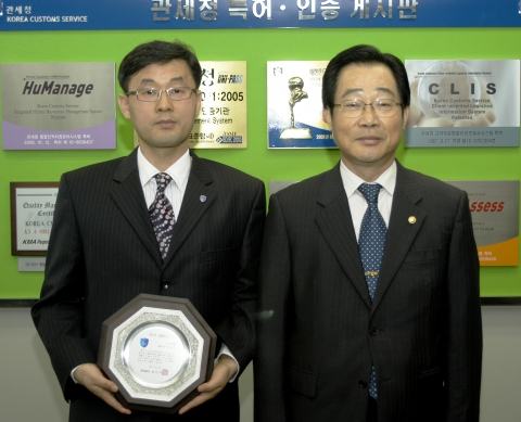 관세청(청장 성윤갑, 사진 오른쪽)은 외국인 투자기업에 대한 기획심사를 통하여 수입물품에 부과되는 관세 등을 누락한 사실을 적출하고 누락 세액 21억 3천만원 상당을 추징하는 등 