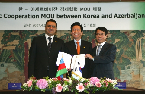 사진 왼쪽부터 하이데르 바바에프(Heydar Babayev) 아제르바이잔 경제개발부 장관, 이재훈 산자부 제2차관, 장명철 한전 해외사업본부장