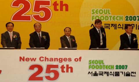 개막식 현장사진   좌측부터 서효원 경기도 부지사, Mr. Yuen Chuan Chao TAITRA 비서장, 홍기화 KOTRA 사장, Mr. Brendan Kelly AllWorld Exhibitions 사장, 김명현 식품의약품안전청 차장