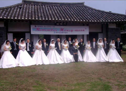 서귀포KAL호텔 리멤버 허니문은 신혼의 추억과 설렘을 다시 한번 느낄 수 있도록 웨딩드레스와 턱시도를 입고 성대한 합동 결혼식을 재현한다