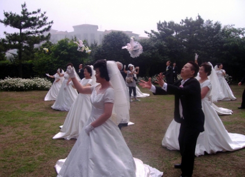 ‘2007 추억의 신혼여행Remember Honeymoon’은 혼인 서약, 부케 던지기, 황홀한 키스 등 다양한 이벤트가 펼쳐진다.