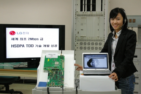 LG전자가 중국의 3세대(G) 이동통신 표준인 TD-SCDMA에서 진화한 HSDPA TDD 기술(3.5G 중국형 HSDPA)을 세계 최초로 개발, 시연에 성공했다. 