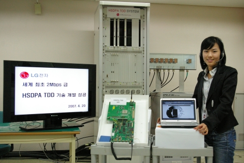 LG전자가 중국의 3세대(G) 이동통신 표준인 TD-SCDMA에서 진화한 HSDPA TDD 기술(3.5G 중국형 HSDPA)을 세계 최초로 개발, 시연에 성공했다. 