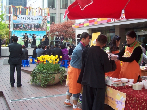 매주 수요일 12시부터 한국관광공사 T2마당에서 열리는 ‘주먹밥 콘서트’