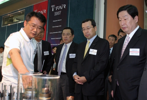 구자홍 LS회장(오른쪽 두번째)과 CEO들이 미래에너지 및 환경관에서 연구원으로부터 설명을 듣고 있는 모습
