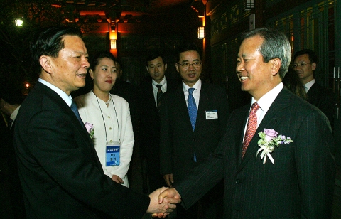 신상훈 신한은행장(오른쪽)과 쟝원위에 랴오닝성장(왼쪽)이 악수하는 모습