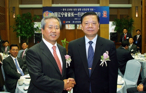 신상훈 신한은행장(왼쪽)과 쟝원위에 랴오닝성장(오른쪽)의 악수하는 모습
