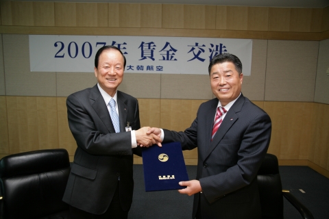 대한항공 노동조합은 25일(수) 오후 서울 공항동 본사 빌딩에서 가진 2007년 임금교섭에서 전권을 사측에 일임하기로 했다. 이대규 대한항공 노조위원장(사진 오른쪽)이 이종희 대한