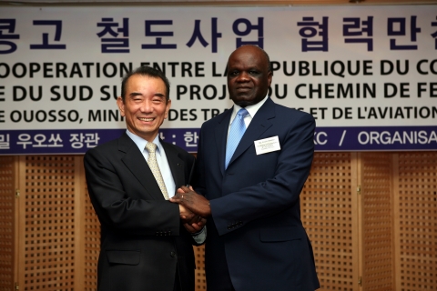 이철 철도공사 사장(왼쪽)은 25일 서울 소공동 롯데호텔에서 열린 한국-콩고 철도사업 협력만찬에서 에밀 오우오소 콩고공화국 교통부장관(오른쪽)을 접견하고, 한국철도의 콩고 철도건설