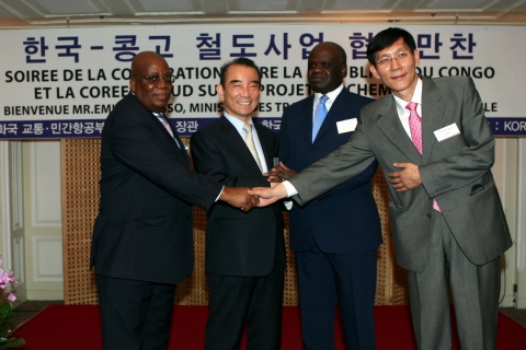 25일 서울 소공동 롯데호텔에서 열린 한국-콩고 철도사업 협력만찬에서 이철 철도공사 사장과 에밀 오우오소 콩고공화국 교통부장관이 악수하고 있다. 왼쪽부터 피에르 파시 콩고 주중대사