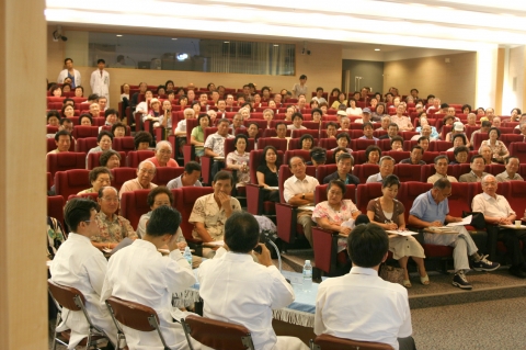 분당서울대학병원 뇌신경센터 척추클리닉과 하이닥이 5월 17일(목요일) 5시에 분당서울대학병원 지하 1층 강당에서 시민을 대상으로 무료 상담 강좌를 개최한다. “척추 질환의 모든 것”이라는 주제로 시작해 2개월에 한번씩 시민들에게 척추 질환에 관해 쉽게 이해할 수 있는 시간을 마련하고 있다.