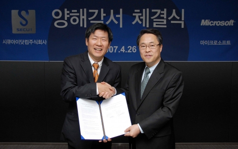 한국마이크로소프트 유재성 사장(좌)과 시큐아이닷컴  김종선 사장(우)이 협약 체결 후 악수를 나누고 있다.