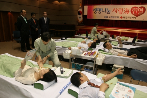 수협은 나눔경영을 실천하고자 4월 26일(목) 본점 2층 강당에서 본부 및 수도권 영업점 임직원이 참여하는 가운데 헌혈 했다.