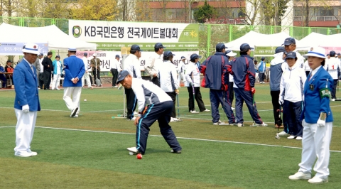 KB국민은행(www.kbstar.com/은행장 강정원)은 금융권 최초로 실버 고객의 여가선용과 생활 체육 발전을 위해 실시한 『KB국민은행 전국 게이트볼 대회』 본선 경기를 지난 