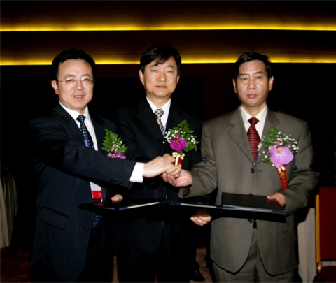 사진에서 좌측사람 대당발전집단 하남지사 총경리 중국이름 코빙은( kou bing en) 중앙은 한국전력 허경구 아주사업처장 사진에서 우측사람 초작시투자공사 총경리 중국이름 마보췬 