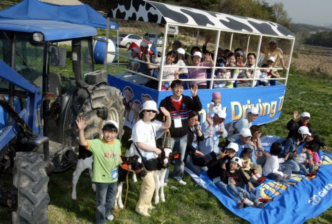 라세티 왜건(Wagon) 출시를 기념 라세티 왜건 보유 고객 및 동호회 회원 등 총 70가족을 대상으로 ‘패밀리 드라이빙 데이(Family Driving Day)’ 행사를 개최한다