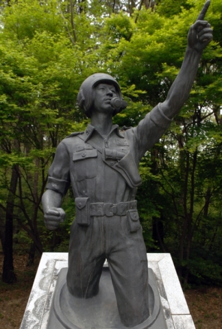 故권영주 육군 중위 동상