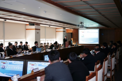 류소현 경기도제2소방재난본부장이 경기북부 도의원에게 주요추진시책 및 집행상황을 보고하고있다